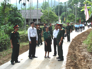 Thiếu tướng Bùi Đình Phái, Chỉ huy trưởng Bộ CHQS tỉnh thăm  làng văn hóa quốc phòng xóm Nội, xã Độc Lập (Kỳ Sơn). Ảnh:Mạnh Hùng